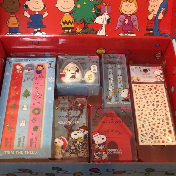 New Wet n Wild x Peanuts Holiday Vault Set - Picture 4 of 6